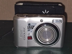 Nikon Coolpix L19 8.0MP 3.6x Zoom Digital Camera Silver - Foto 1 di 8