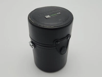 Estuche rígido negro Olympus OM-System para lente Zuiko 135 mm F2,8 F3,5 Foto 1 de 4