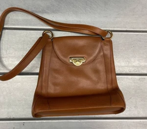 Borsa a tracolla all'uncinetto in pelle marrone - Foto 1 di 11