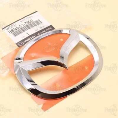 BBN9-51-730B Novo GENUÍNO FABRICANTE DE EQUIPAMENTO ORIGINAL Mazda 3 2010-2013 Cromado Porta Traseira Emblema - Imagem 1 de 4