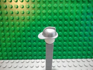 Lego Mini Figura 1 Metálico Plata Bombero Sombrero Casco - Imagen 1 de 1