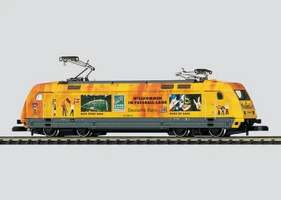 MäRKLIN MINI-CLUB 88681 WELCOME TO FOOTBALL COUNTRY 101DB LOCOMOTIVE Z SCALE NEW - Image 1 of 4