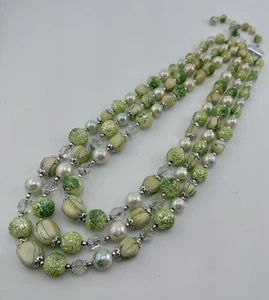 Collar de cuentas de plástico verde vintage Japón ST 3 hilos 22”, T8 - Imagen 1 de 4