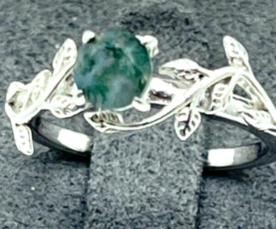Ring Silver Tone small green quartz with silver leaf pattern on band. Size 6. - Image 1 of 4
