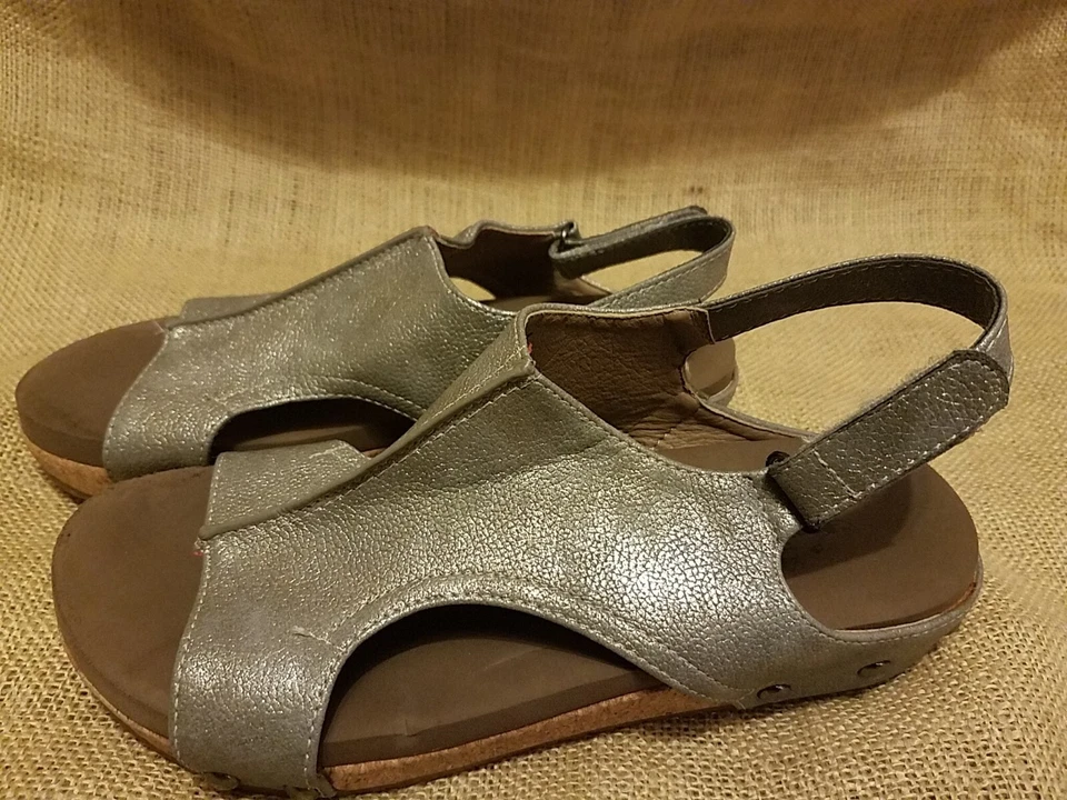 Sandalias de cuña Corkys para niños pequeñas niñas VOLTA talla 4 peltre plateado con tachuelas usadas en excelente estado Foto 1 de 4