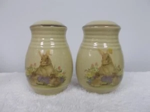 Agitadores de sal y pimienta porcelana y porcelana de Pascua de colección conejos bronceados y marrones - Imagen 1 de 6