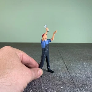 1/18 Mechanic Figure with Wrench – Garage Diorama – 10 cm – For Car Lift Scene - Picture 1 of 8