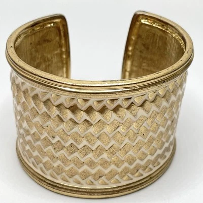 Banana Republic Gold Tone White Enamel Woven Embossed Wide Open Cuff Bracelet - Imagem 1 de 4