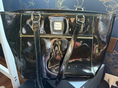 Bolsa Dooney & Bourke de couro envernizado preta com carteira e porta-cartões combinando  - Imagem 1 de 4