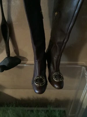 Just Cavalli Botas de cuero marrón con decoración frontal.  Elegante, elegante Foto 1 de 4