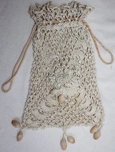 BOLSA DE ENCAJE DE GANCHILLO DE ALGODÓN CON CORDÓN RECUBIERTO DE ORO Y 11 ADORNOS - Imagen 1 de 5