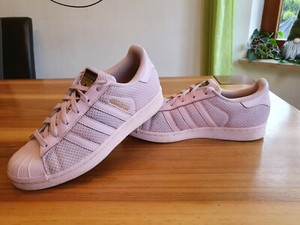 Compra Adidas Superstar para hombres y mujeres a un precio increíble.