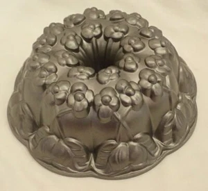 Nordic Ware Violet Field Bundt Pfanne USA - Bild 1 von 4