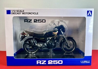 Bicicleta diecast Aoshima 2025 - Yamaha RZ250 negra escala 1:12 Foto 1 de 4