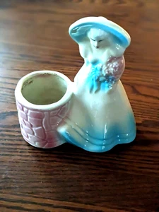 Vintage Shawnee Keramik Southern Belle Girl von A Well weiches blau + rosa kleines Übertopf - Bild 1 von 7
