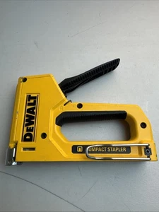 Grapadora compacta Dewalt - Imagen 1 de 3