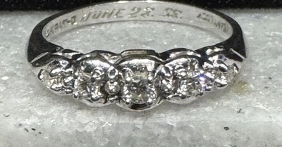 Anillo de diamantes de oro blanco de 14K vintage banda de 5 piedras tamaño 6,5. Impresionante 🤩 💍 Foto 1 de 4