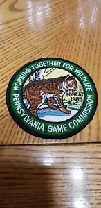 PENNSYLVANIA GAME COMMISSION WORKING TOGETHER FOR WILDLIFE 1985 BOBCAT PATCH - Foto 1 di 3