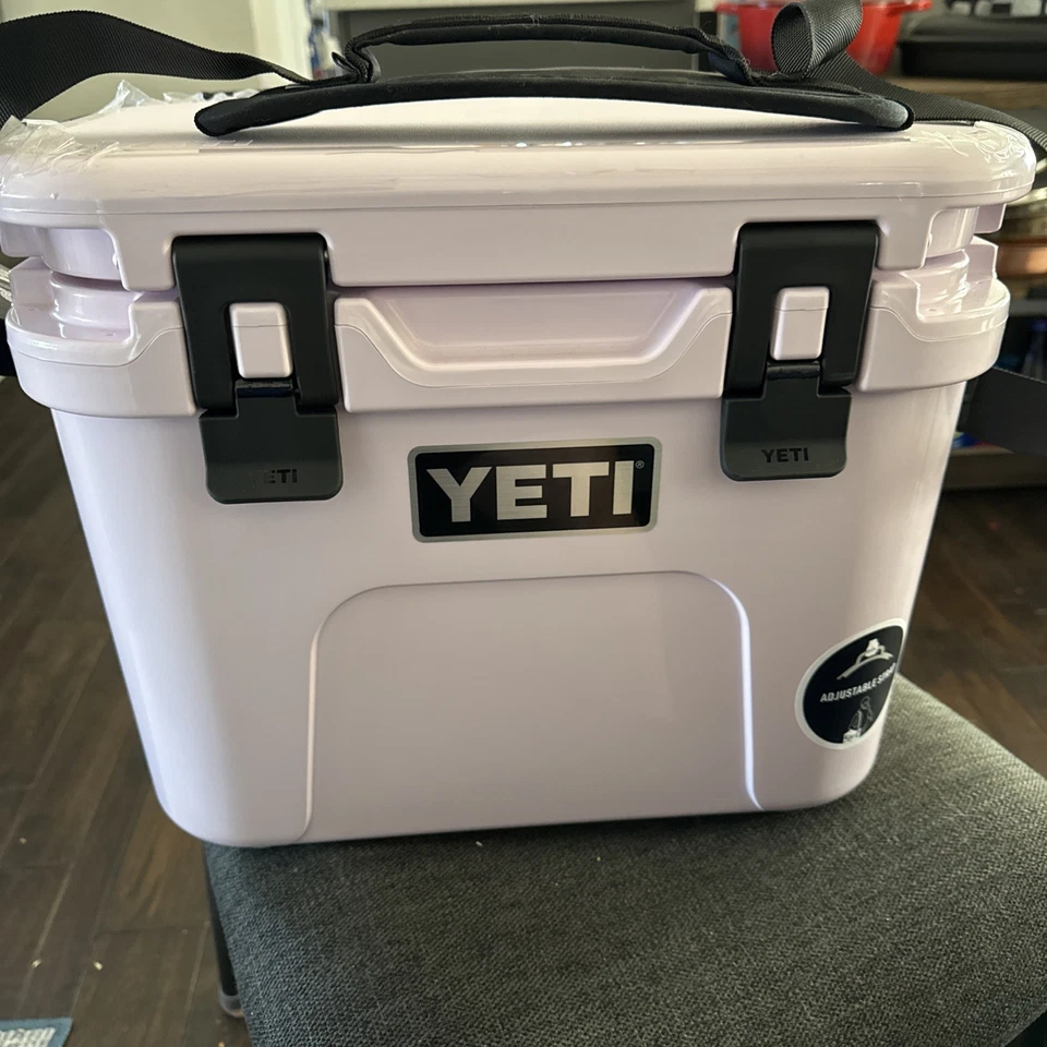 YETI Roadie 15 - CHERRY BLOSSOM Enfriador Duro RARO Edición Limitada Color Nuevo con Etiquetas Foto 1 de 1