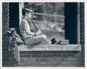 1984 Press Photo Sitting Boy Practices Clarinet Outside 1980s - Bild 1 von 2
