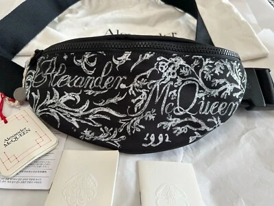 Nuevo con etiquetas Bolso Alexander McQueen Blake Logo Estampado Cremallera Cintura Blanco y Negro Precio de venta sugerido por el fabricante $675 Foto 1 de 4