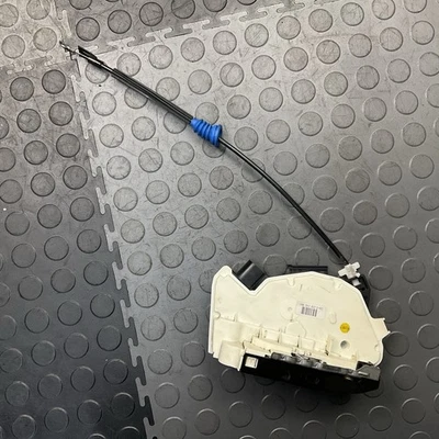 Actuador de cierre de puerta lateral pasajero delantero derecho Volkswagen CC 2009-2017 FABRICANTE DE EQUIPOS ORIGINALES Foto 1 de 4