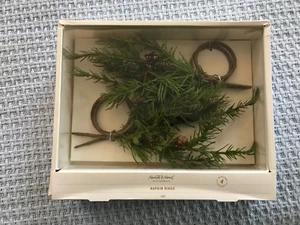NUOVO IN SCATOLA Cuore e Mano Set di 4 Anelli Tovagliolo Pino Vacanze Inverno Cabina - Foto 1 di 3