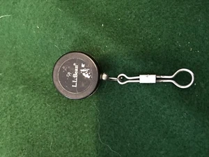 Mulinello da pesca a mosca vintage LL Bean 1" retrattile pinback pull - Foto 1 di 4