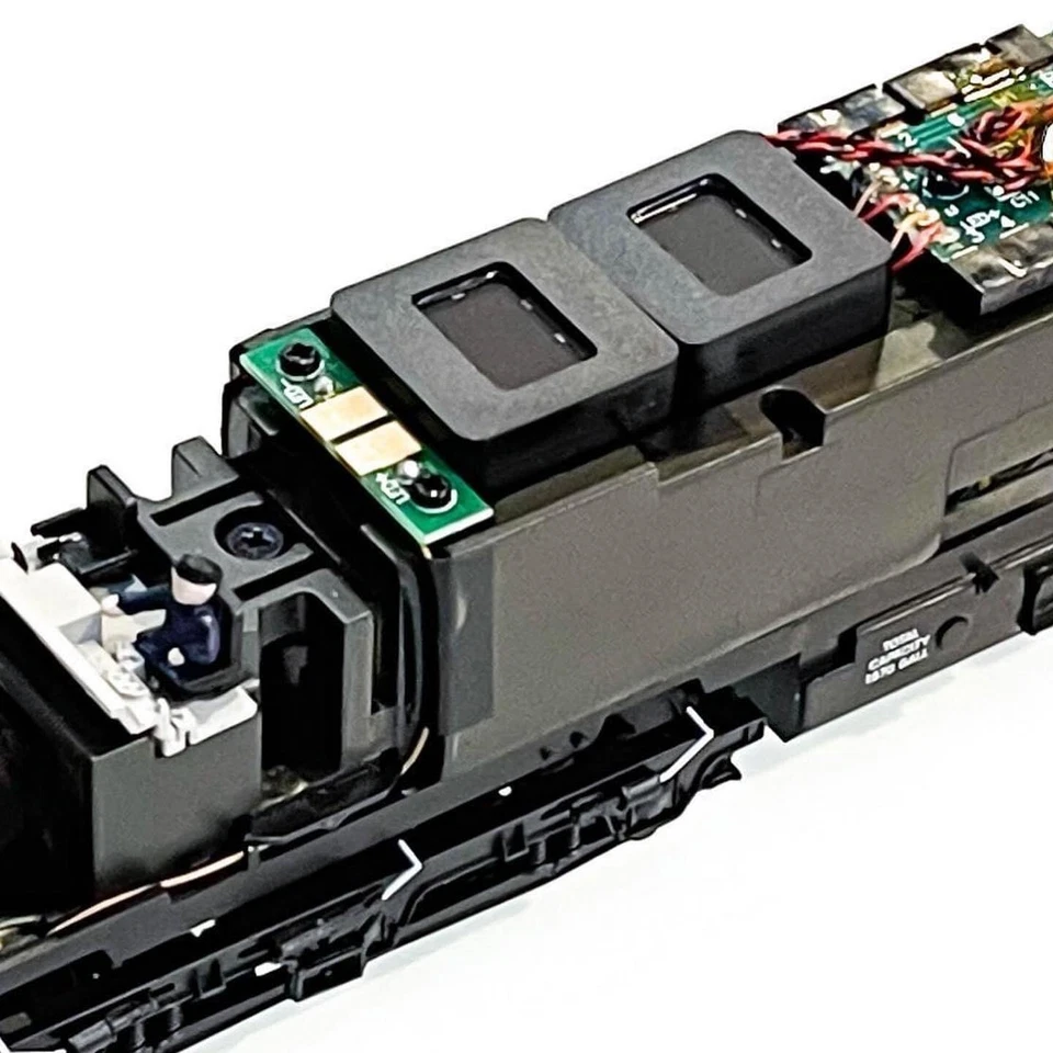 Paar Megabass Lautsprecher zur Aufrüstung eines DCC Sound Bachmann Class 37, Loksound etc.