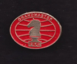 INTERNATIONAL CHESS FEDERATION (FIDE) GRANDMASTER PIN.RED - Picture 1 of 1