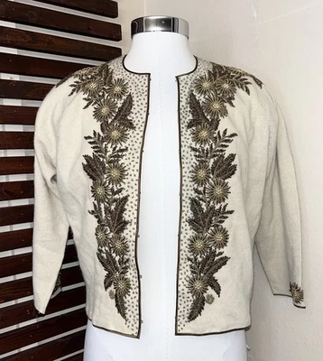 Suéter recortado cárdigan beige vintage años 50 con cuentas de bronce y oro Foto 1 de 4