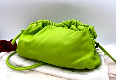 AUTÊNTICO NOVO COM ETIQUETAS US$ 545 Mansur Gavriel Cloud mini embreagem de couro tiracolo - CAL ELÉTRICA - Imagem 1 de 4