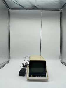 TV Quasar 5" en blanco y negro con sintonizador VHF/UHF estándar de la FCC de EE. UU. y radio AM/FM XP1477H - Imagen 1 de 7