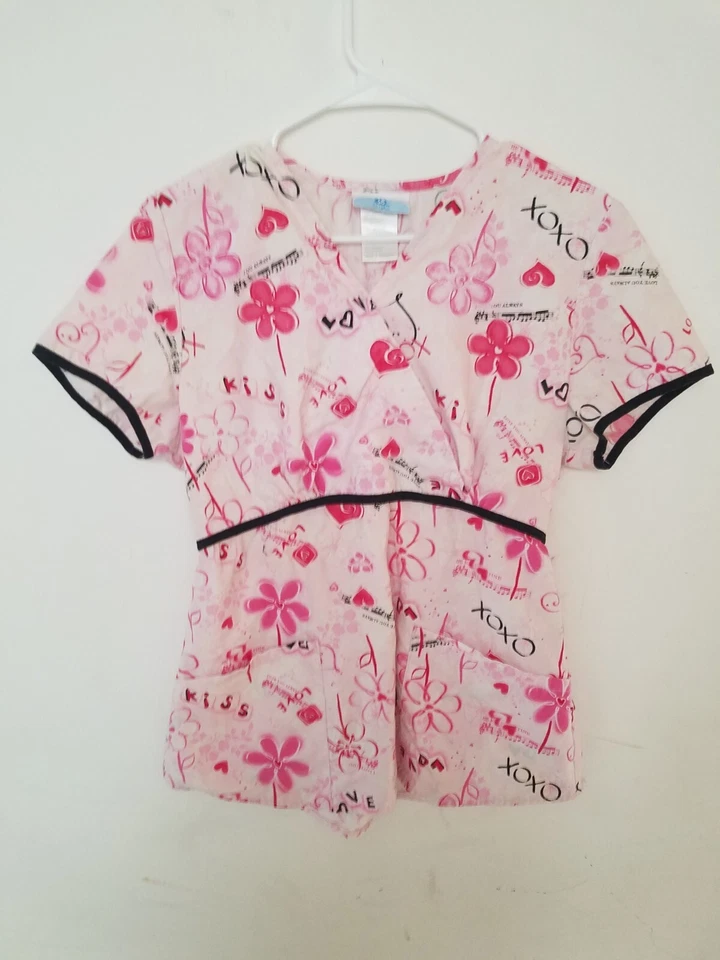 Valentines Day Scrub Top womens Sz S music hearts flowers kiss love Barbiecore  - Image 1 of 4