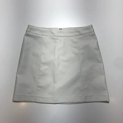 Falda Forever 21 Mujer Pequeña Imitación Cuero Blanca Mini Motociclista Estilo tiro alto Foto 1 de 4