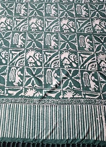 Batik Sarong, Rayon, Hieroglyphen, Fransen, 42" x 54", alte Symbole, bei WHSL - Bild 1 von 1