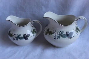 Brocca crema latte Royal Doulton Borgogna Bone China grande e piccola - Foto 1 di 6