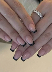 Neu im Karton Verbessern Sie Ihren Look mit 24 Stck. kurzen quadratischen Nägeln in französischer schwarzer Farbe - Bild 1 von 5