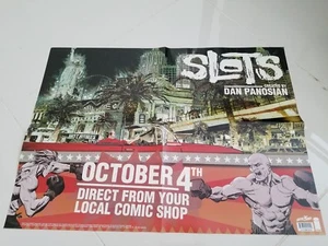 DAN PANOSIA'S SLOTS Poster Promozionale 2017 PIEGATO 18" x 24" IMMAGINE FUMETTI INUTILIZZATO - Foto 1 di 1