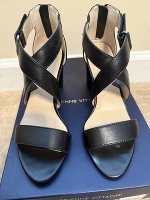 SANDALIAS ADRIENNE VITTADINI NEGRAS CON CREMALLERA EN EL TACÓN #AV-GADIN - Talla 7.5M Caja Foto 1 de 4