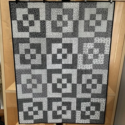 "Colcha caja Bento floral blanco y negro de colección hecha a mano 58x44"" cuna/tiro 2 caras" Foto 1 de 4