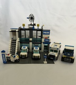 LEGO City Police Station 7498 INCOMPLETE retired set