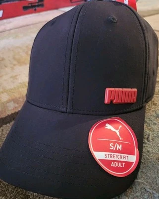 NUEVO CON ETIQUETAS Gorra de Béisbol Puma Para Hombre Presión Ajuste Elástico Nombre Logo Negro/Rojo Pequeña/Mediana Foto 1 de 3