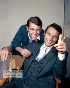 ADAM WEST AND BURT WARD (BATMAN AND ROBIN) - 8X10 PUBLICITY PHOTO (DD492) - Picture 1 of 1