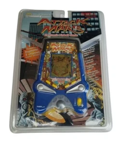 Tiger Electronics Attack from Mars 1996 portátil LCD juego de pinball nuevo raro - Imagen 1 de 2