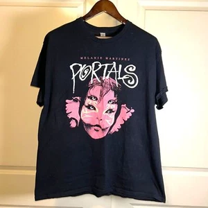 Gildan Melanie Martinez Portals Creature Face schwarz mit rosa T-Shirt Gr. XL - Bild 1 von 3