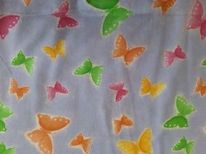 4 1/2 yardas. Tela de edredón de algodón de franela Pretty Butterflies - Imagen 1 de 1
