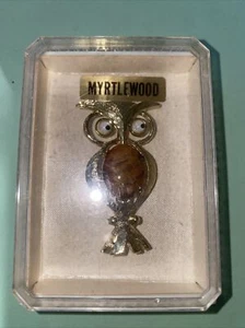 VINTAGE MYRTLEWOOD-Gulleys Owl Moving Eyes CAMEO PIN/BROOCH New - Picture 1 of 3