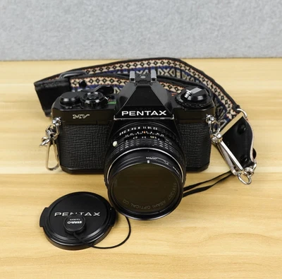 Cámara réflex Pentax MV 35 mm con lente 1:2 de 50 mm, filtro polarizador y tapa Foto 1 de 4