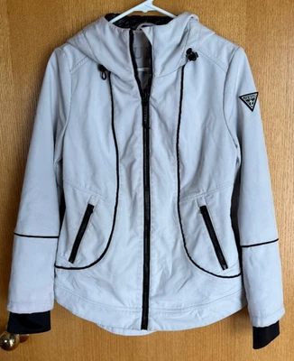 Jaqueta feminina Guess com capuz soft shell tamanho pequeno cinza claro bolsos ajustados - Imagem 1 de 4